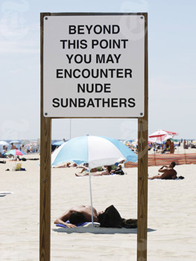 Placa avisa que pode haver banhistas nus em Gunnison Beach, praia de Nova Jersey.