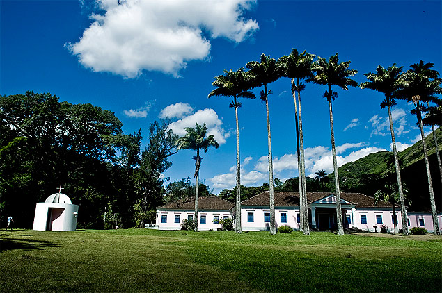 A fazenda Piedade, em Miguel Pereira (RJ), tem jardins de Burle Marx e capela ( esq.) projetada por Oscar Niemeyer.