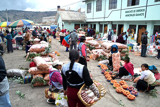 Comrcio no mercado da minscula cidade de Guamote