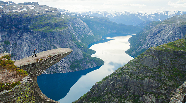 cred: Tsuguliev/Fotolia lege: Norway Mountain Vibrant Landscape Trolltunga Odda Fjord Norge Hi, paisagem da Noruega, para matéria de Turismo ***DIREITOS RESERVADOS. NO PUBLICAR SEM AUTORIZAO DO DETENTOR DOS DIREITOS AUTORAIS E DE IMAGEM***