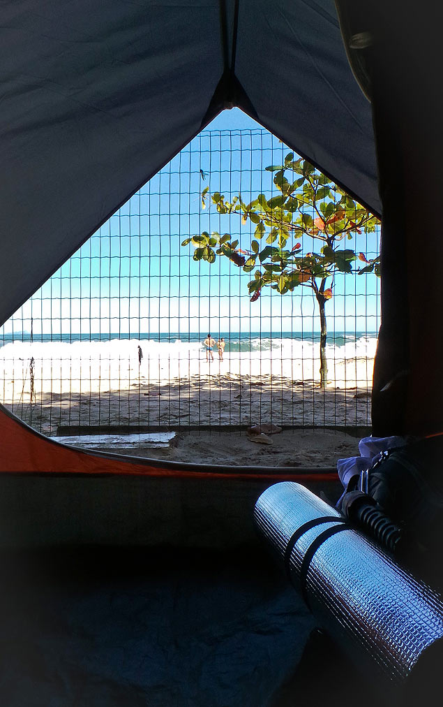 A vista da barraca, no camping do Cacau, na praia de Santiago, em São Sebastião (SP)