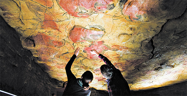 Turistas observam arte que sobreviveu a milnios