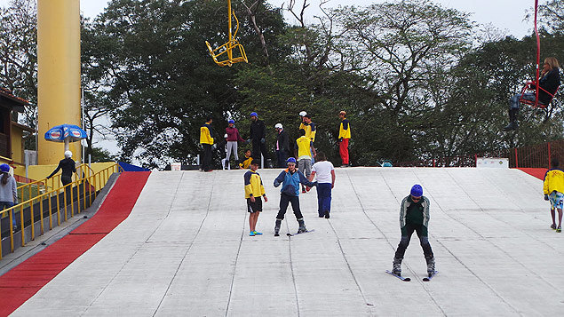 Pista de esqui artificial no Ski Mountain Park, em So Roque, no interior de So Paulo
