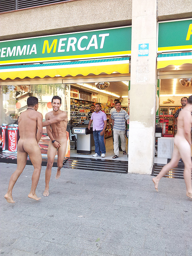 Turistas italianos flagrados circulando nus em Barcelona