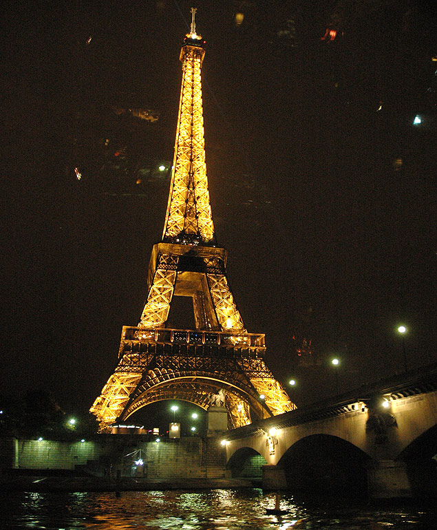 Imagem noturna da torre, feita a partir de um barco turstico