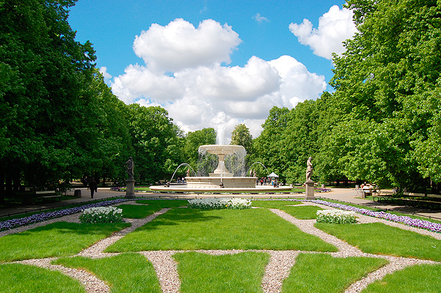 Fonte em parque Saxon Garden, Varsvia (Polnia) *** Fountain in Saxon Garden, Warsaw, Poland. Fountain is placed on the Saxon Axis.(Foto: Marcin Bialek/wikipedia) ***DIREITOS RESERVADOS. NO PUBLICAR SEM AUTORIZAO DO DETENTOR DOS DIREITOS AUTORAIS E DE IMAGEM***
