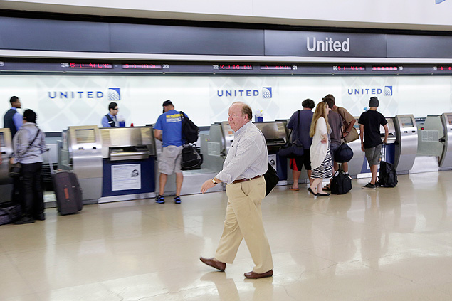 Paul Dougherty, an Los Angeles attorney and a frequent flier with United Airlines, at the United terminal in Los Angeles International Airport in Los Angeles, Sept. 11, 2014. While free upgrades to the front of the plane were once a common perk for frequent fliers, such giveaways now are largely limited to the ultra-elite. (Jonathan Alcorn/The New York Times) ORG XMIT: XNYT49 ***DIREITOS RESERVADOS. NO PUBLICAR SEM AUTORIZAO DO DETENTOR DOS DIREITOS AUTORAIS E DE IMAGEM***