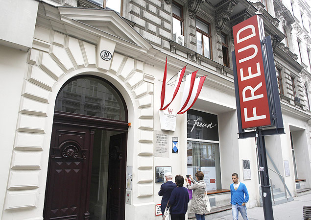 Fachada do Museu Freud, em Viena; div est em Londres, ltima casa do psicanalista