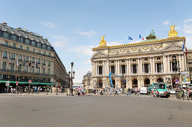 A Ópera de Paris é uma das atrações citadas no livro