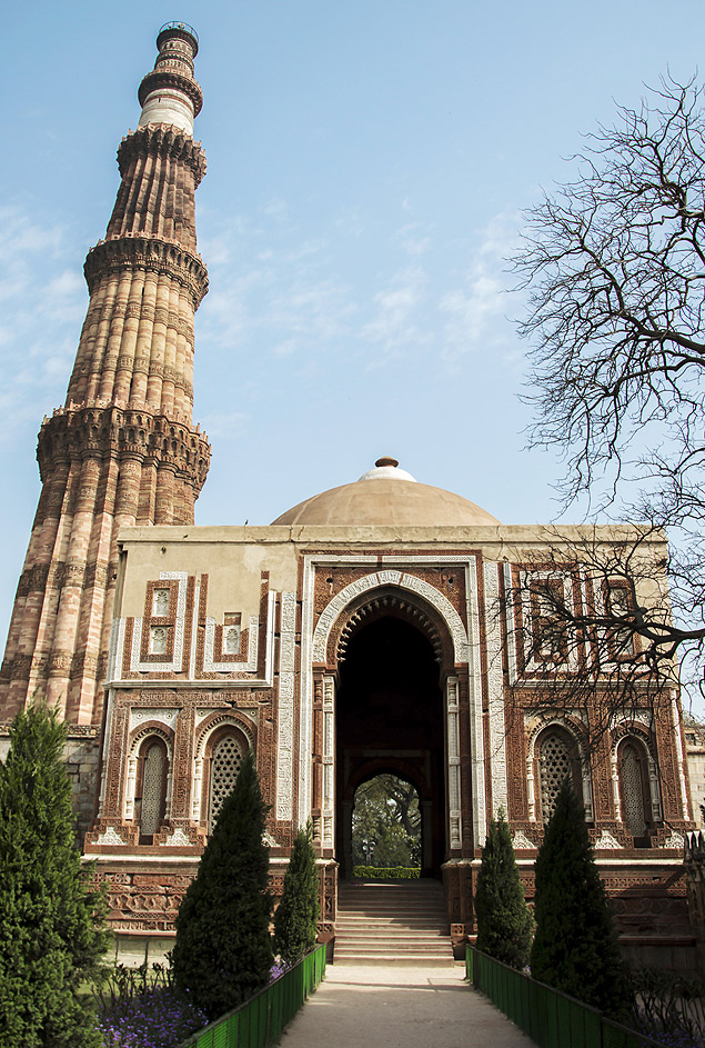 Qutab Minar, complexocom minarete de 72 m de altura
