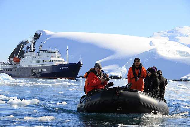 H gua congelada suficiente no continente polar para elevar o nvel do mar em dzias de metros 