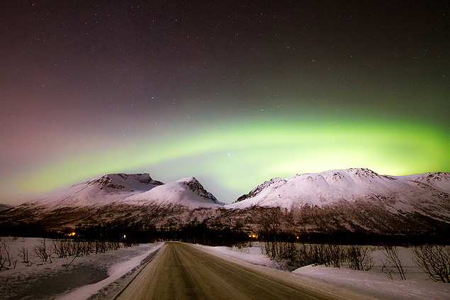 Vista de uma aurora boreal na Noruega