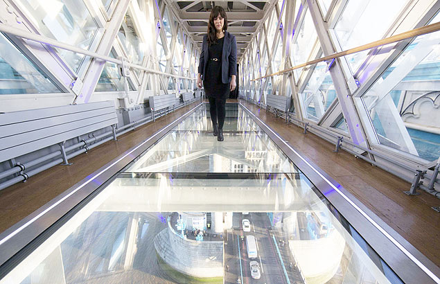 Mulher caminha sobre plataforma de vidro na Tower Bridge, em Londres