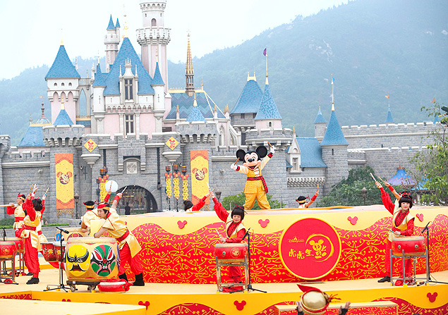 Parada com o personagem Mickey na Disney de Hong Kong