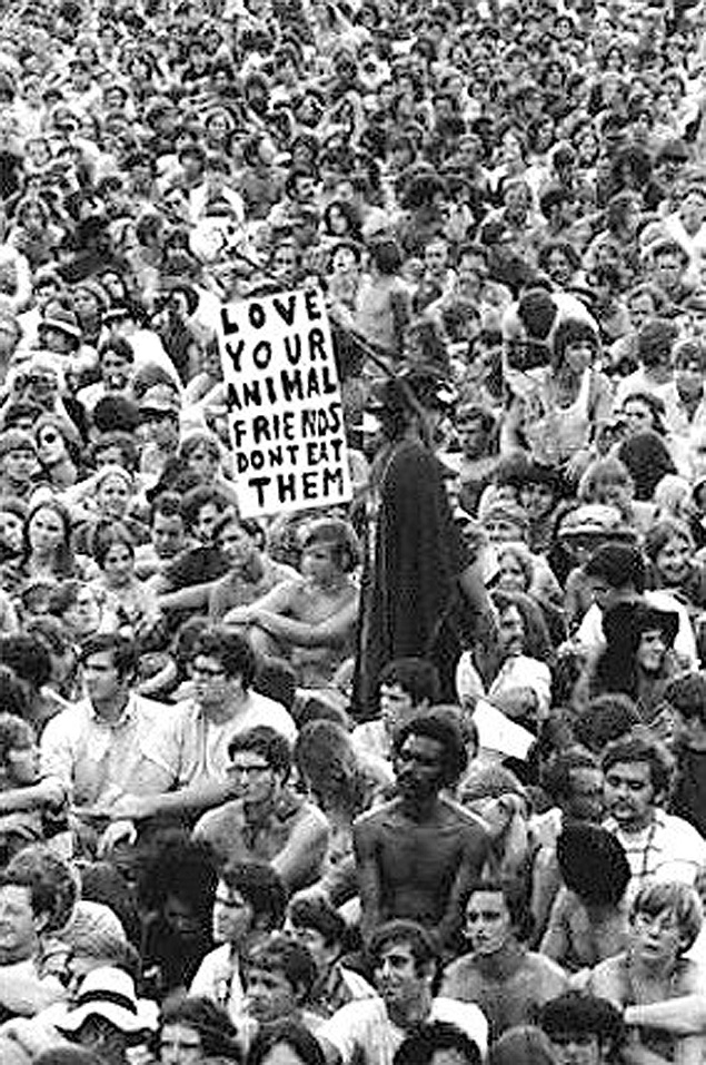 Jovens participam do Woodstock, festival de msica realizado em uma fazenda na cidade de Bethel, no Estado de Nova York (EUA), em 1969. 
