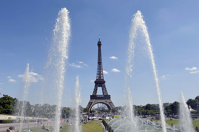 Torre Eiffel, em Paris; turistas esto mais interessados na Europa