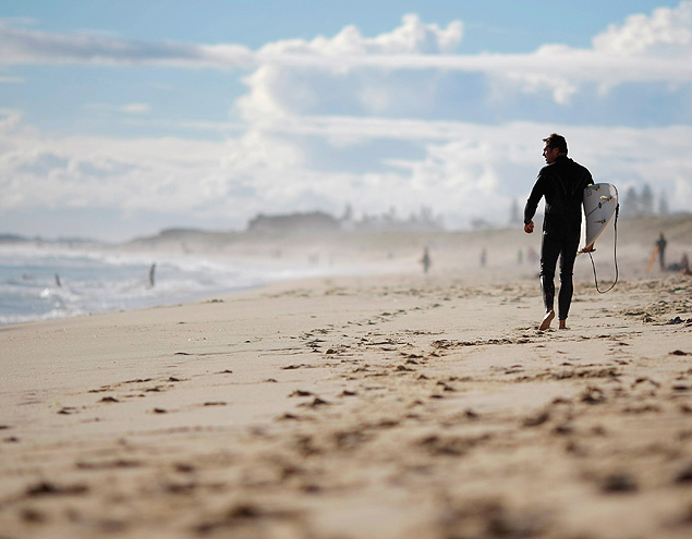 Surfista na Scarborough Beach, em Perth, na Austrlia