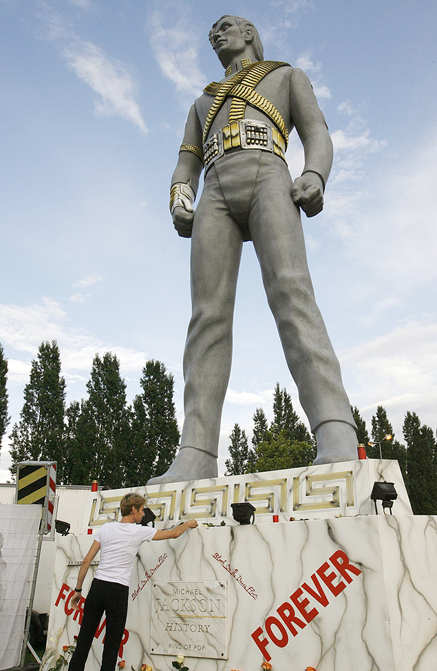 Esttua de 12 metros de Michael Jackson em Zurique, na Sua