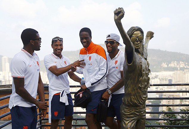 Jogadores posam com esttua do rei do pop no morro de Santa Marta, no Rio 