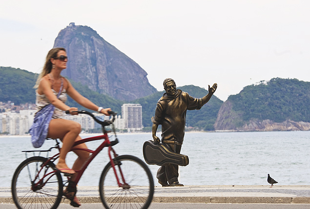 Ciclista passa pela esttua de Dorival Caymmi, instalada no calado da praia de Copacabana, no Rio