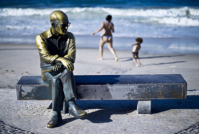 Esttua de Carlos Drummond de Andrade, na orla de Copacabana, no Rio