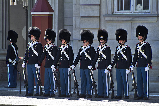 Guarda real se prepara para troca diante do castelo Amalienborg, em Copenhague, Dinamarca
