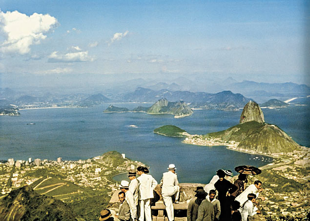 Turistas no alto do morro do Corcovado, no Rio, em foto de W. Robert Moore feita em 1938
