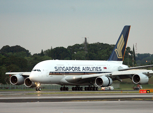 Avio da Singapore Airlines em aeroporto na China; empresa vai deixar de operar no Brasil