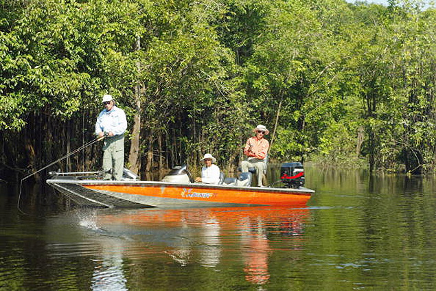 Turistas pescam tucunars no rio Negro, em Manaus