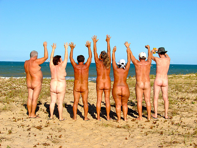 Naturistas na praia de Barra Seca que é a primeira e única praia de nudismo do Espírito Santo