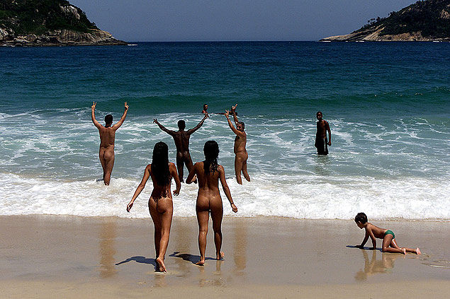 Banhistas festejam deciso da Justia que ratificou o nudismo em Abric, praia na zona oeste do Rio, em 2003