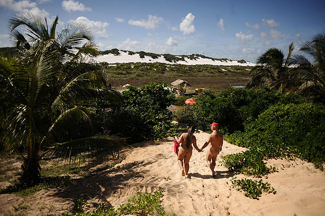 Casal no acesso a Massarandupi no litoral norte da Bahia