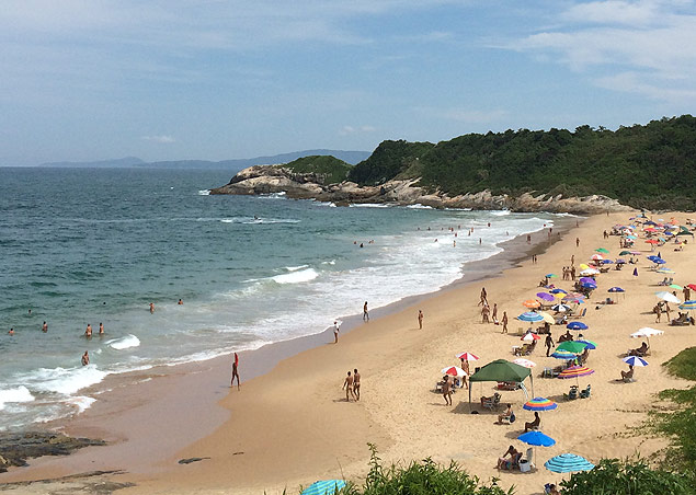 Vista da Praia do Pinho, em Balnerio Cambori (SC), a primeira a ter o nudismo oficializado no Brasil