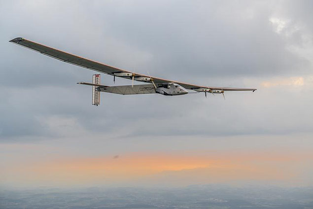O avio Solar Impulse 2 em seu primeiro voo de preparao para volta ao mundo