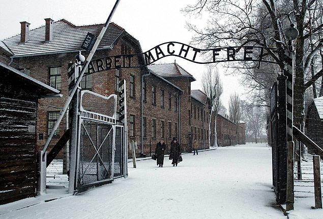 (150125) -- OSWIECIM, enero 25, 2015 (Xinhua) -- Imagen del 23 de enero de 2005, de personas caminando frente a la puerta del antiguo campo de concentracin de Auschwitz-Birkenau en la que se puede leer la frase "Arbeit Macht Frei" (el trabajo libera), en Oswiecim, en el sur de Polonia. El 27 de abril de 1940, en la Polonia ocupada por los nazis, luego de una serie de inspecciones a varios sitios debido al incremento de los arrestos de polacos ms all de la capacidad de las prisiones locales, Heinrich Himmler, comandante de las Schutzstaffel (Escuadras de Defensa), mejor conocidas como las "SS", dio la orden de establecer un campo de concentracin en el antiguo cuartel de artillera de la ciudad de Oswiecim, en ese tiempo conocida por su nombre alemn de Auschwitz, lo que dio origen a la creacin del complejo de Auschwitz, mismo que inici labores el 14 de junio de ese ao. En un inicio, Auschwitz funcion exclusivamente como campo de concentracin, siendo los prisioneros polacos su principal poblacin, aunque tambin existan prisioneros judos y gitanos, hasta que a principios de 1942 comenzaron las exterminaciones masivas de judos en las cmaras de gases y los crematorios. Para el 22 de noviembre de 1943, debido a las dificultades de administrar un complejo tan grande, que en su temporada de mayor actividad cubri 40 kilmetros cuadrados, Auschwitz se dividi formalmente en 3 campos principales. Auschwitz I fue donde se localizaban la administracin de la guarnicin de las SS, el comandante de la guarnicin local y el comandante del campo, adems de ser la sede de las principales oficinas de los departamentos poltico y de trabajo de los prisioneros, las principales tiendas de suministros, los talleres y las compaas de las SS. Auschwitz II, o Auschwitz-Birkenau, el ms grande de los campos y subcampos del complejo, fue inaugurado formalmente en marzo de 1942, y fue el lugar donde murieron la mayora de las alrededor de un milln cien mil vctimas, en su mayora judos. Auschwitz III o Auschwitz-Monowitz, uno de los primeros y el ms grande los ms de 40 subcampos que componan el complejo, y sede de la administracin de los subcampos "industriales", su construccin termin en 1943. Para finales de 1944, el complejo de Auschwitz inici una fase preliminar de evacuacin y dio comienzo a la destruccin de la evidencia de los crmenes perpetrados en los campos, como la quema de los archivos y el desmantelamiento y destruccin de los crematorios y las cmaras de gases, y para mediados de enero de 1945, los alemanes iniciaron la evacuacin final de los prisioneros saludables, quienes se vieron forzados a marchar hacia el oeste, ante la inminente llegada del ejrcito sovitico. Para los tlimos das de funcionamiento del complejo, la mayora de los miembros de las SS haban abandonado el campo, dejando atrs a aquellos prisioneros que se encontraban demasiado enfermos o demasiado exhaustos para marchar, y el 27 de enero de 1945 los soldados del ejrcito sovitico entraron al campo de concentracin de Auschwitz, liberando a alrededor de 7,000 personas que seguan dentro del complejo. En 1979, la Organizacin de las Naciones Unidas para la Educacin, la Ciencia y la Cultura (UNESCO), nombr a Auschwitz-Birkenau como Patrimonio de la Humanidad por ser uno de los lugares de mayor simbolismo del Holocausto. El 1 de noviembre de 2005, la Organizacin de las Naciones Unidas (ONU), aprob una resolucin para designar el 27 de enero como el Da Internacional de Conmemoracin En Memoria de las Vctimas del Holocausto, rechazando las tentativas de negar el hecho y sealando que todos los pueblos y Estados tienen un inters vital en que el mundo est libre del genocidio. (Xinhua/Philippe Cherel/Maxppp/ZUMAPRESS) (da) (ce) ***DERECHOS DE USO UNICAMENTE PARA NORTE Y SUDAMERICA***