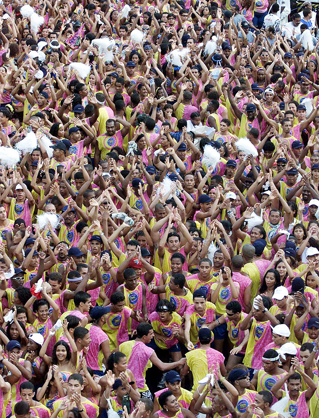 Folies danam e cantam enquanto acompanham a apresentao do bloco Papa-Lguas, durante carnaval de rua de Salvador (BA). 