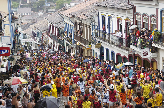 Folies se divertem no carnaval de rua da cidade histrica de Ouro Preto (MG)