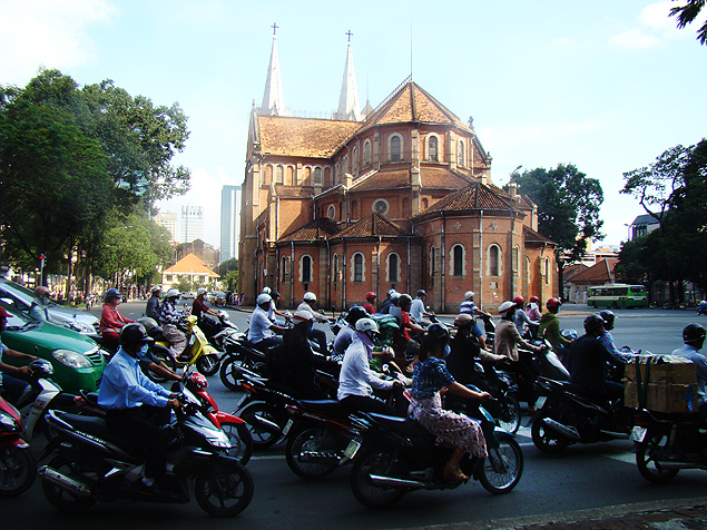 Em Ho Chi Minh, no Vietnã, motos são dez vezes o número de carros da cidade