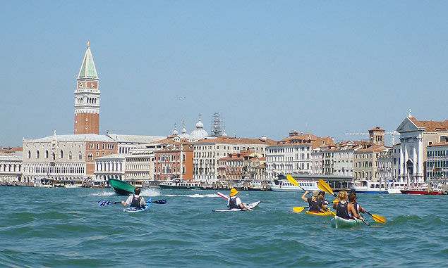 Grupo na bacia de So Marco em Veneza