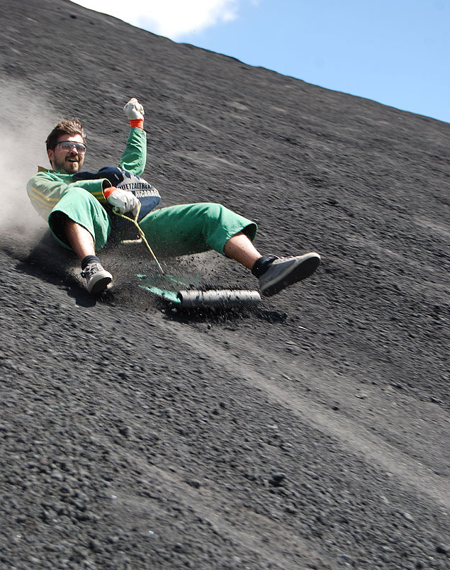 Homem faz "volcano boarding" no Cerro Negro