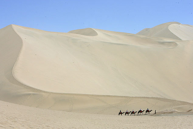 Turistas cruzam deserto na provncia de Gansu