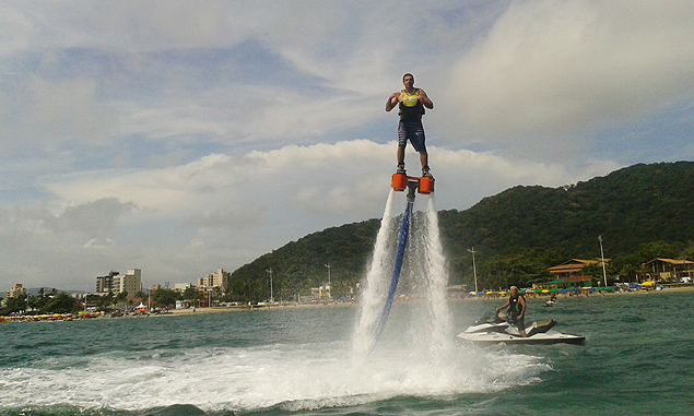 Homem faz "fly board" no Guaruj