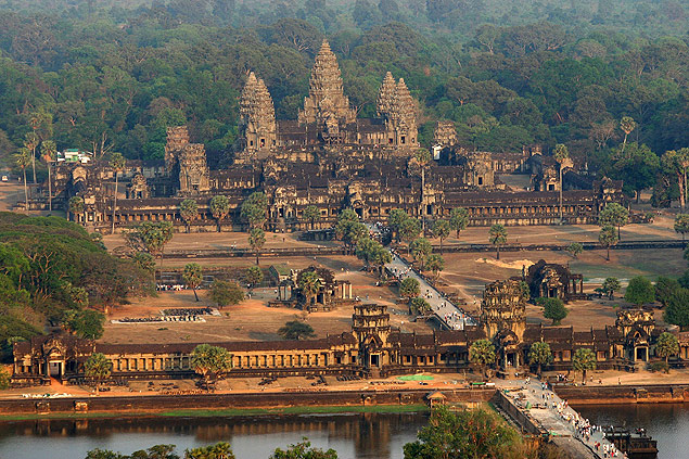 ORG XMIT: 163201_1.tif Vista area do templo Angkor Wat, em Siem Reap (Camboja).O templo atrai mais da metade dos 2 milhes de turistas que o pas recebeu no ano de 2006. An aerial view of the Angkor Wat temple in Siem Reap province some 314 kilometers northwest of Phnom Penh, 02 March 2007. Angkor is at the very heart of Cambodia's identity, and with nearly two million tourists coming to the country in 2006 -- more than half of those visiting Angkor -- it is recognising the need to keep these precious ruins intact. Some 500 years after a failing irrigation system forced Angkor's rulers to abandon the sprawling Khmer capital, a lack of water is again threatening Cambodia's most famous temple complex. AFP PHOTO/ TANG CHHIN SOTHY 