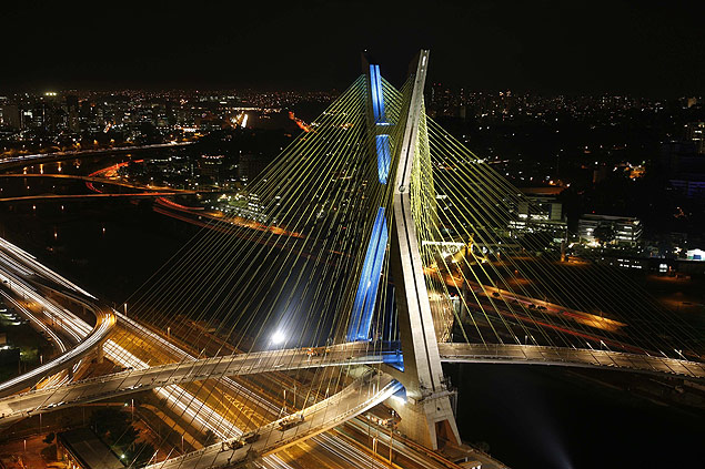 Ponte estaiada Octvio Frias de Oliveira, em So Paulo; cidade teve abatimento de saldo devedor