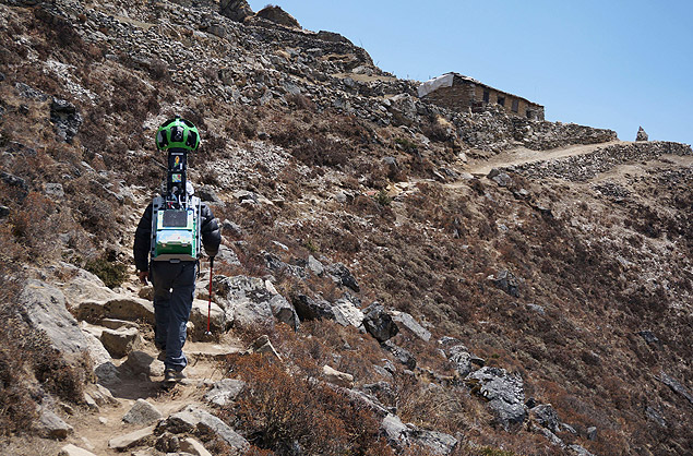 Membro do Google Street View percorre Everest fazendo imagens