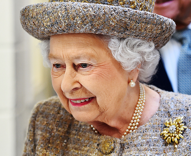 A rainha do Reino Unido, Elizabeth 2, no necessita de um passaporte