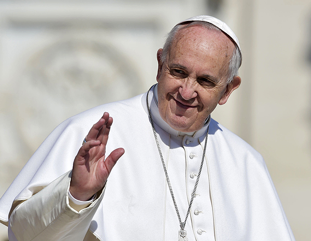 Papa Francisco doa iPad pessoal que tem a inscrio "Sua Santidade Francisco. Servizio Internet Vaticano, Maro de 2013"