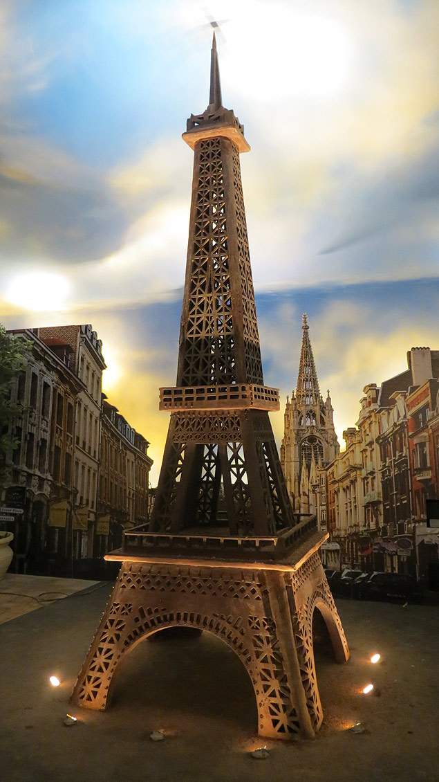 Rplica da Torre Eiffel feita de chocolate pesa 800kg e tem 4,22 m
