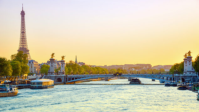 A torre Eiffel, em Paris, e o rio Sena