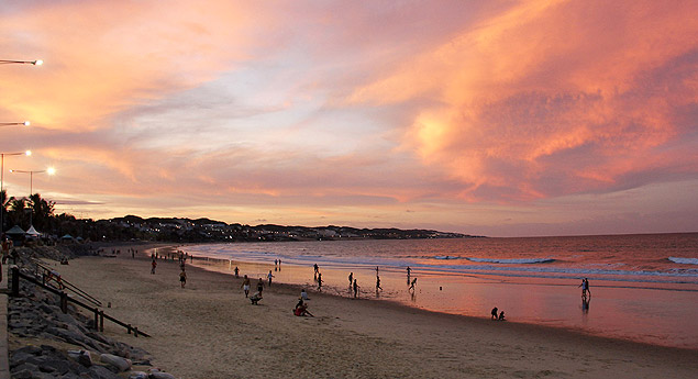 Praia de Ponta Negra, em Natal, cidade que tem pacote com 50% de desconto para o feriado do 1 de maio